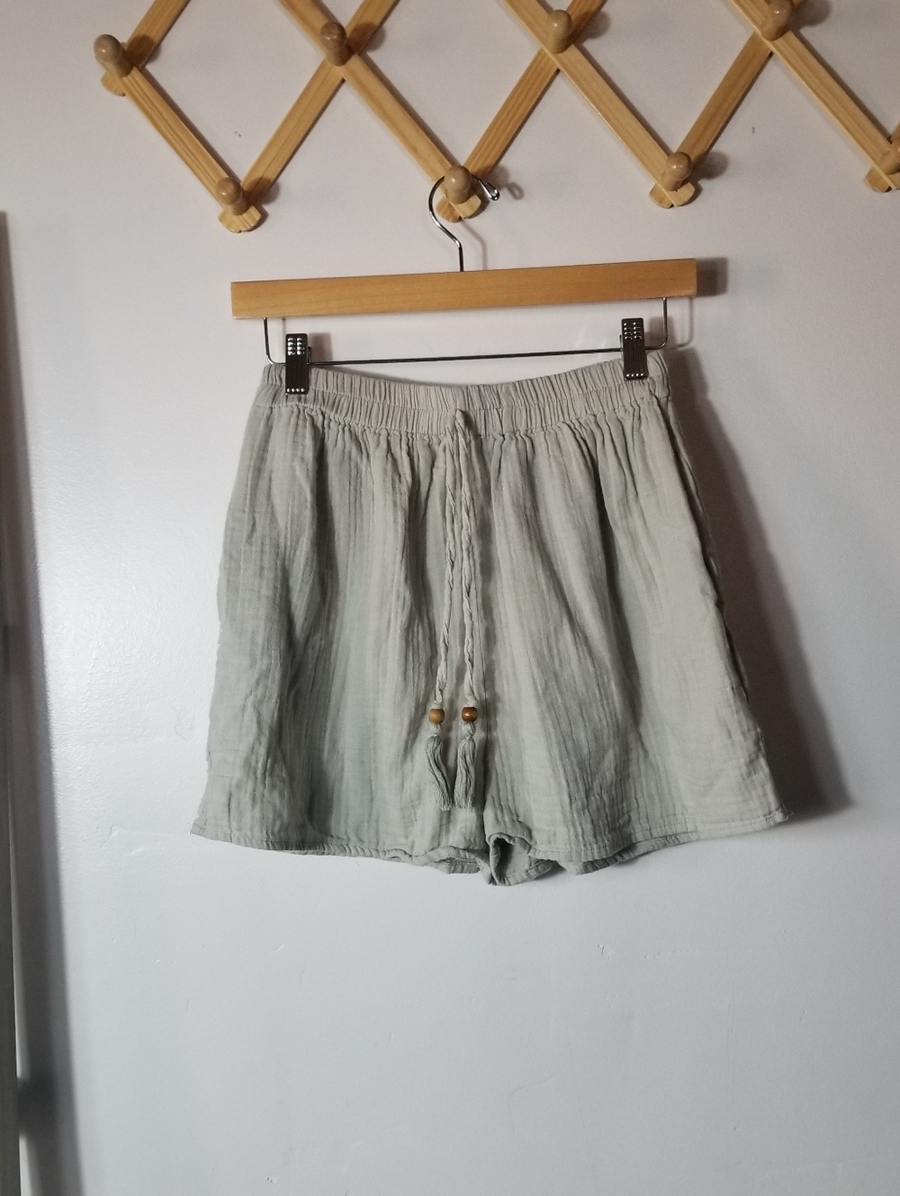SALTY LEMON WOMEN'S LIGHT SAGE GREEN SHORTS SIZE MEDIUM